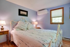 3 Mi to Beach and Town Marthas Vineyard Home